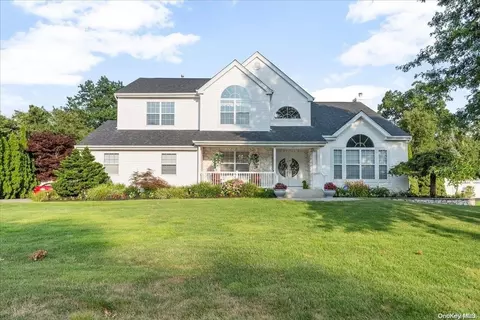 10 Weeping Cherry Ln, Commack, NY 11725