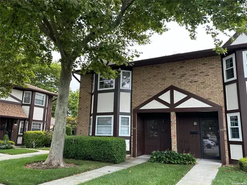 115 Greenmeadow Dr #115, Deer Park, NY 11729