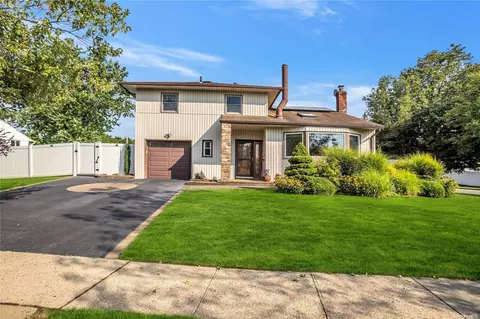 7 Fresno Dr, Plainview, NY 11803