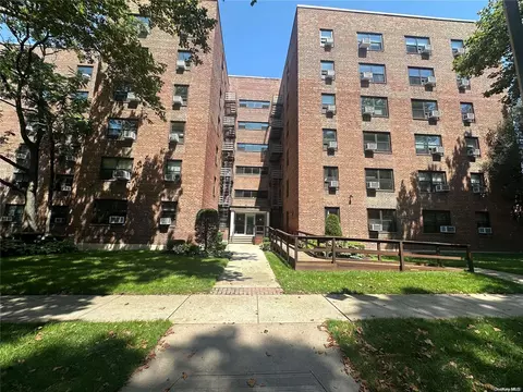 212-07 75th Ave #3L, Oakland Gardens, NY 11364