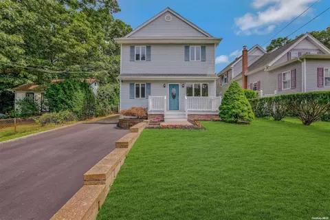 117 S Evergreen Dr, Selden, NY 11784