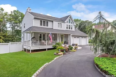 20 Forest Ave, Farmingville, NY 11738