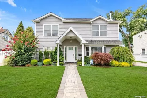 14 Roxbury Ln, Massapequa, NY 11758