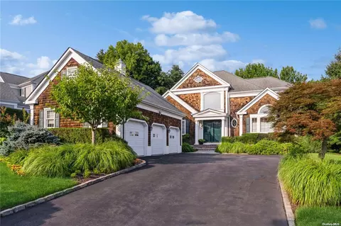 11 Meadow Ln, North Hempstead, NY 11030