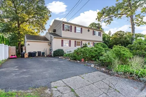 4 Penn St, Lake Grove, NY 11755
