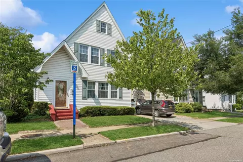 19 William St, North Hempstead, NY 11596