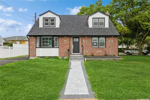 3 Crescent St, Hicksville, NY 11801