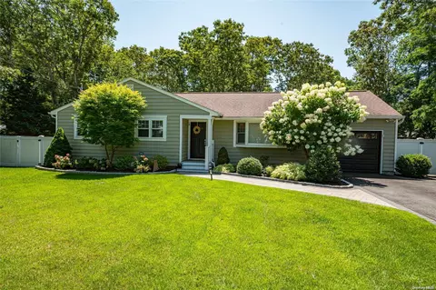 94 Lynncliff Rd, Hampton Bays, NY 11946