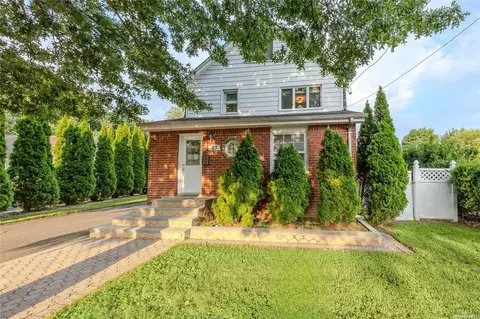 23 Hallock St, Farmingdale, NY 11735