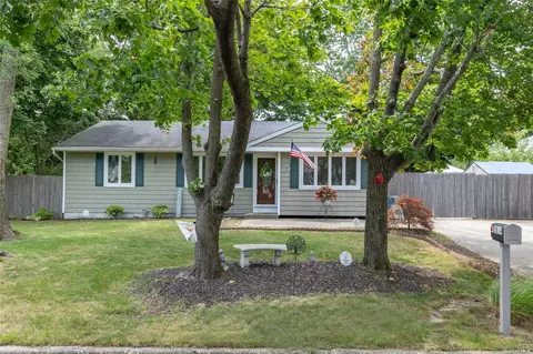 2814 Falcon Ave, Medford, NY 11763
