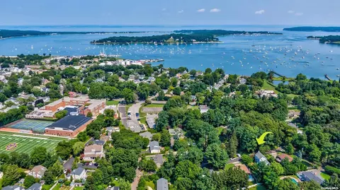3 Agnes St, Oyster Bay, NY 11771