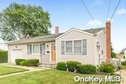 126 W Santa Barbara Rd W, Lindenhurst, NY 11757