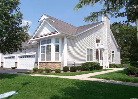 6 Toni Ct #6, Center Moriches, NY 11934