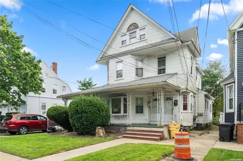 10-31 Dickens St, New York, NY 11691