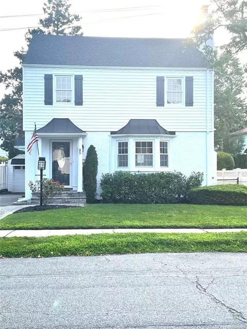 85 King St, Malverne, NY 11565