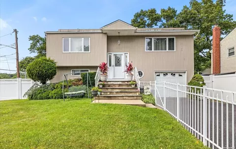 1 Crawford Ct, Huntington Station, NY 11746