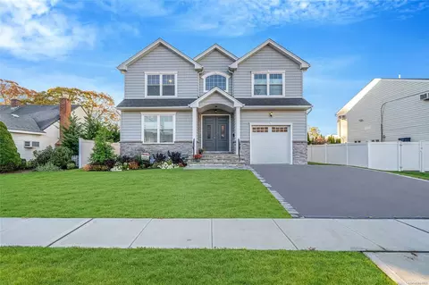136 Moore Ave, Massapequa Park, NY 11762