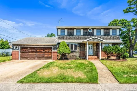 5 Tenafly Dr, North Hempstead, NY 11040