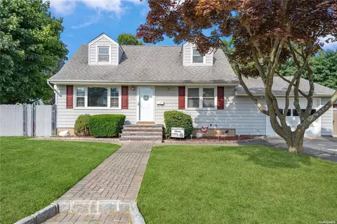 310 N Erie Ave, Lindenhurst, NY 11757