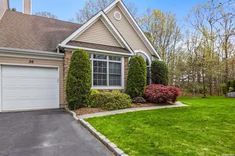 26 Eagle Cir #26, Bohemia, NY 11716