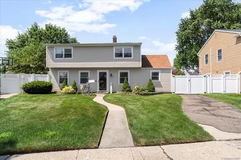 44 Swan Ln, Levittown, NY 11756