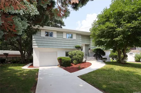 15 Carol Ct, Massapequa, NY 11758