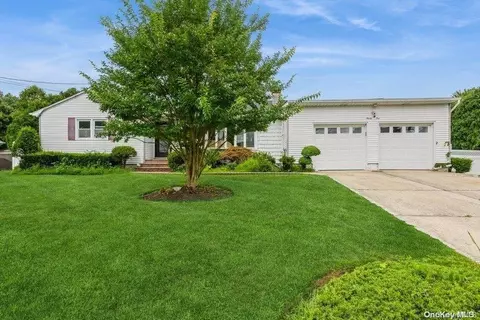 91 Haight St, Deer Park, NY 11729