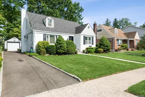 1022 Denton Ave, North Hempstead, NY 11040