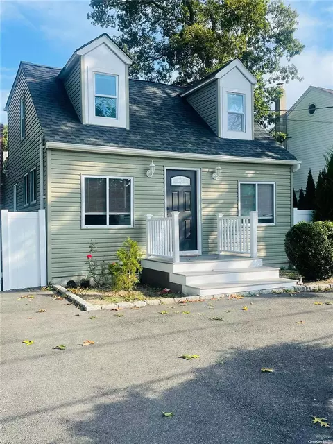 13 Hamilton Rd, Mastic Beach, NY 11951