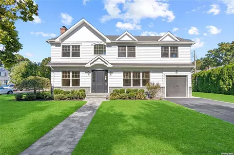 105 Manor Rd, Garden City, NY 11530