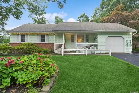 15 Yale Dr, Hampton Bays, NY 11946