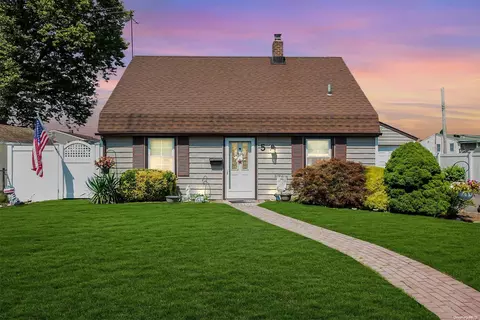 5 Cove Ln, Levittown, NY 11756