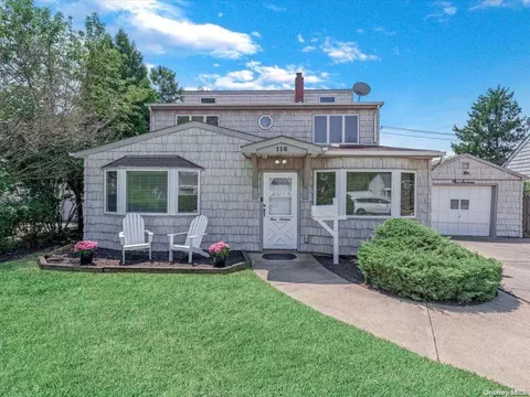 116 Old Oak Ln, Levittown, NY 11756