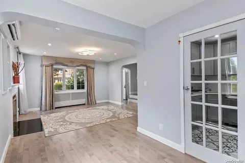 30 Aberdeen Rd, North Hempstead, NY 11040