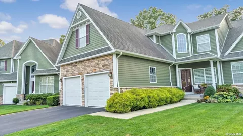 104 Victoria Pl #104, Melville, NY 11747