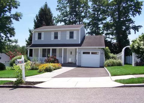 34 Carston St, Selden, NY 11784