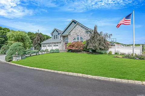 3 Juniper Ct, Holtsville, NY 11742