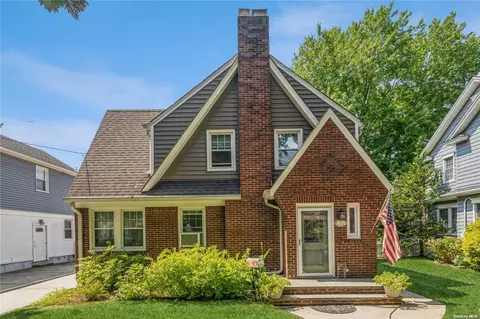 82 Beech St, Floral Park, NY 11001