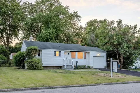 2914 Devon Ave, Medford, NY 11763