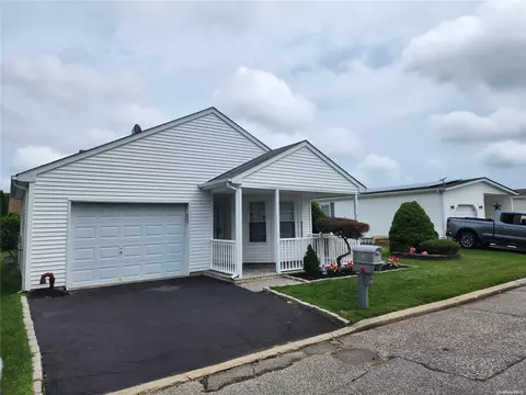 58 Dogwood Ln #58, Manorville, NY 11949