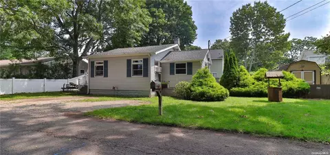 7 Oxford Pl, Lake Ronkonkoma, NY 11779