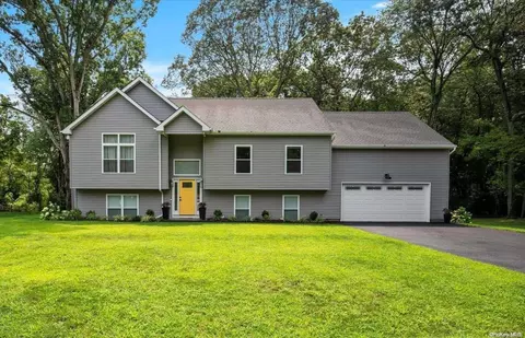 153 Fox Run Ln, Riverhead, NY 11901