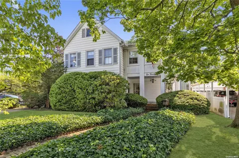 228 Earle Ave, Lynbrook, NY 11563