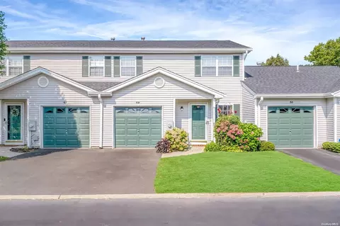 49 Biltmore Cir #49, Huntington Station, NY 11746