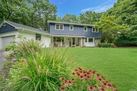 2 Chatham Pl, Dix Hills, NY 11746