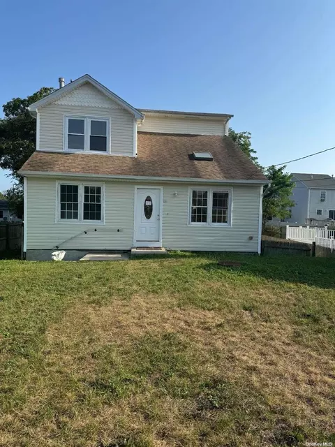 76 Trafalgar Dr, Shirley, NY 11967