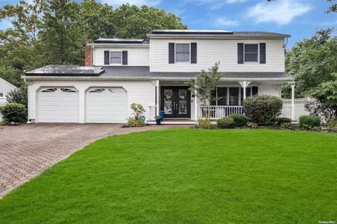 102 Loop Dr, Sayville, NY 11782