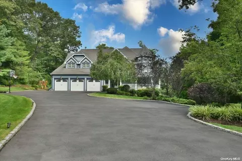 6 Courtney Ct, Huntington, NY 11743