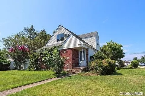 21 Island St, Plainview, NY 11803