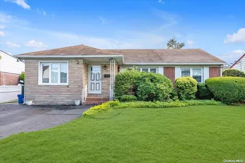 188 Pine St, North Hempstead, NY 11040